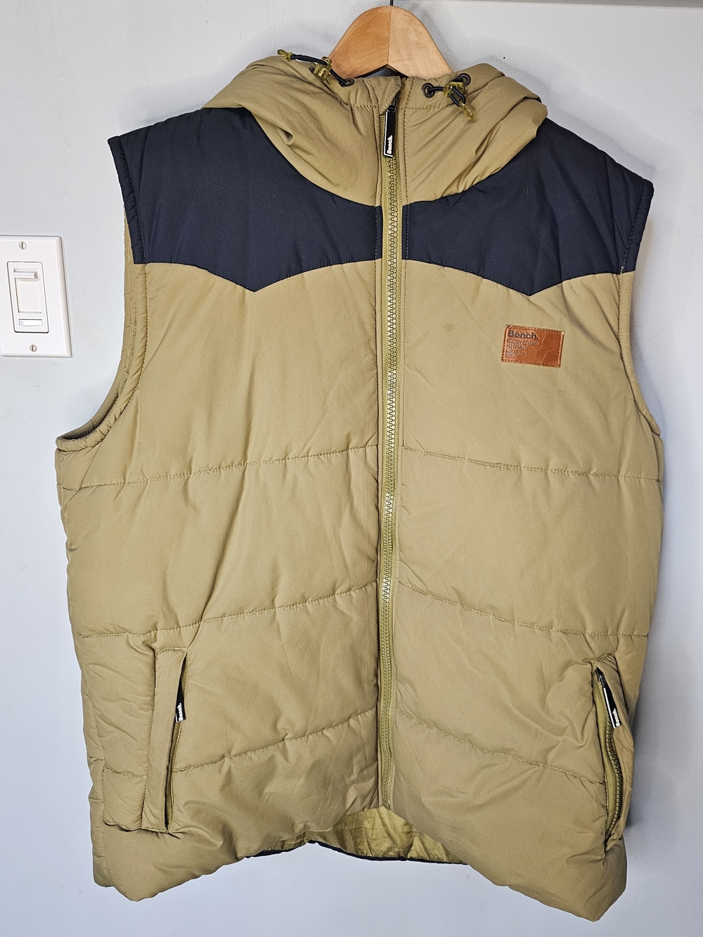 Bench Puffer Vest XL Tan Navy Colorblock Hooded Zip Outdoor Streetwear